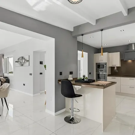 Brand New. Modern. Charming 3 Bdrms Bonita. Sea Views
